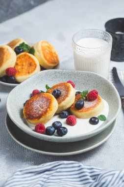 Krem soslu, ahududu ve yabanmersinli süzme peynirli krep.
