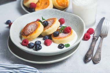 Krem soslu, ahududu ve yabanmersinli süzme peynirli krep.