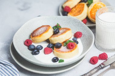 Krem soslu, ahududu ve yabanmersinli süzme peynirli krep.