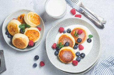 Krem soslu, ahududu ve yabanmersinli süzme peynirli krep.