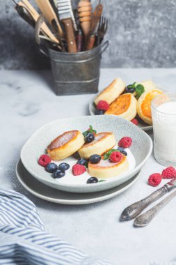 Krem soslu, ahududu ve yabanmersinli süzme peynirli krep.