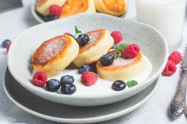 Krem soslu, ahududu ve yabanmersinli süzme peynirli krep.