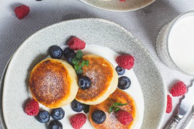 Krem soslu, ahududu ve yabanmersinli süzme peynirli krep.