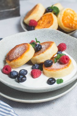 Krem soslu, ahududu ve yabanmersinli süzme peynirli krep.