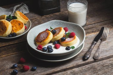 Krem soslu, ahududu ve yabanmersinli süzme peynirli krep.