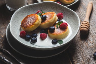 Krem soslu, ahududu ve yabanmersinli süzme peynirli krep.