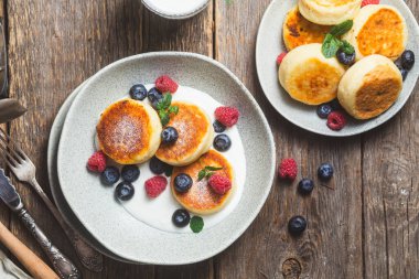 Krem soslu, ahududu ve yabanmersinli süzme peynirli krep.