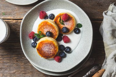 Krem soslu, ahududu ve yabanmersinli süzme peynirli krep.