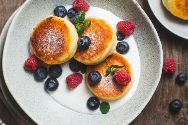 Krem soslu, ahududu ve yabanmersinli süzme peynirli krep.