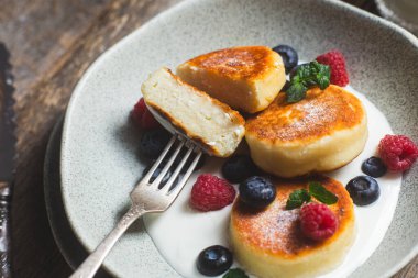 Krem soslu, ahududu ve yabanmersinli süzme peynirli krep.