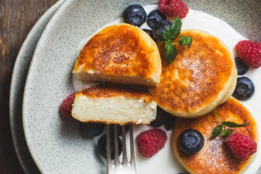 Krem soslu, ahududu ve yabanmersinli süzme peynirli krep.