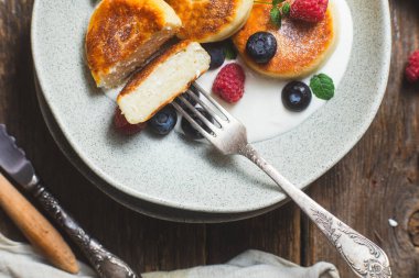 Krem soslu, ahududu ve yabanmersinli süzme peynirli krep.