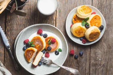 Krem soslu, ahududu ve yabanmersinli süzme peynirli krep.