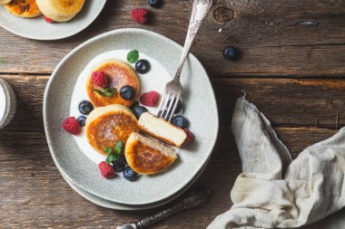 Krem soslu, ahududu ve yabanmersinli süzme peynirli krep.