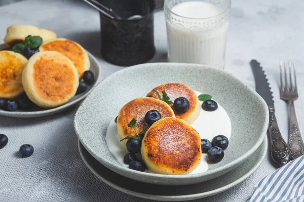Quark Pfannkuchen Mit Sahnesoße Und Blaubeeren — Stockfoto