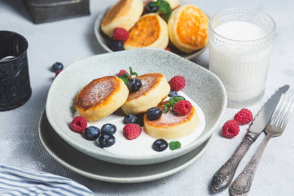 Krem soslu, ahududu ve yabanmersinli süzme peynirli krep.