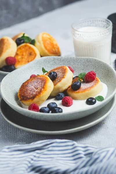 Krem soslu, ahududu ve yabanmersinli süzme peynirli krep.