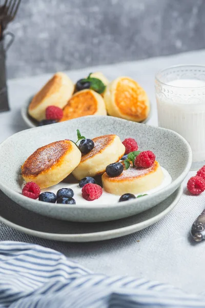 Cottage Cheese Pancakes Creamy Sauce Raspberries Blueberries — Stock Photo, Image