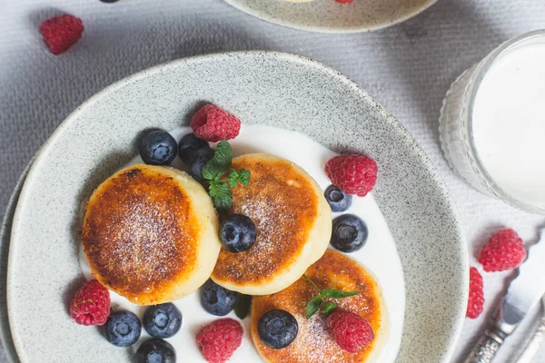 stock image Cottage cheese pancakes with creamy sauce, raspberries and blueberries