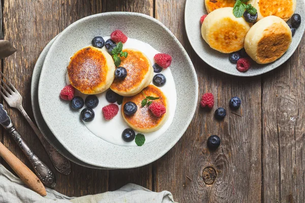 stock image Cottage cheese pancakes with creamy sauce, raspberries and blueberries