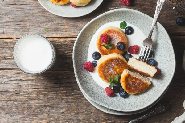 stock image Cottage cheese pancakes with creamy sauce, raspberries and blueberries