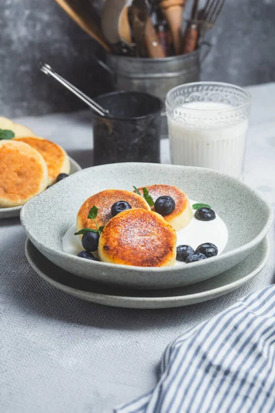 Pancake Keju Cottage Dengan Saus Krim Dan Blueberry Stok Foto Bebas Royalti