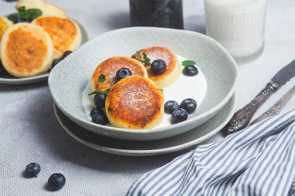 Pancake Keju Cottage Dengan Saus Krim Dan Blueberry Stok Lukisan  