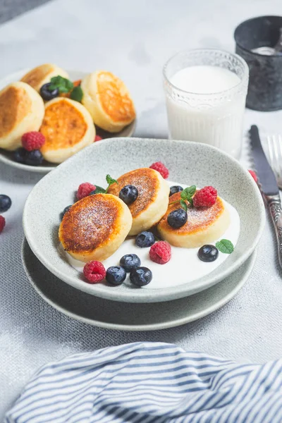 Pancake Keju Cottage Dengan Saus Krim Raspberry Dan Blueberry Stok Gambar Bebas Royalti