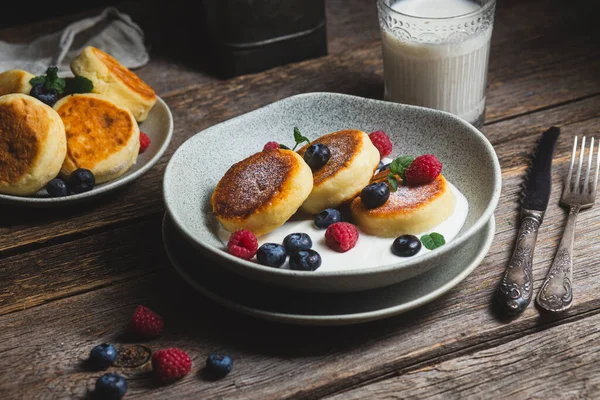 Pancake Keju Cottage Dengan Saus Krim Raspberry Dan Blueberry Stok Foto Bebas Royalti