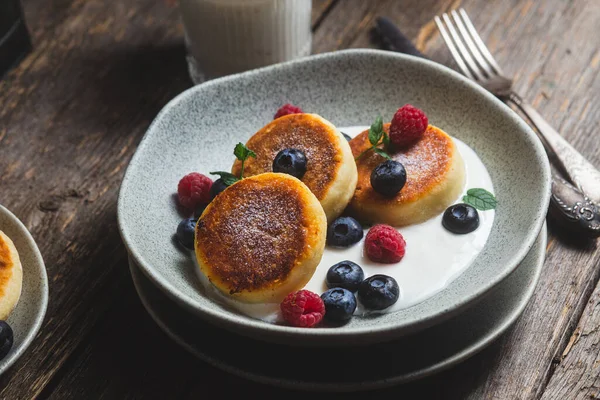 Pancake Keju Cottage Dengan Saus Krim Raspberry Dan Blueberry Stok Lukisan  