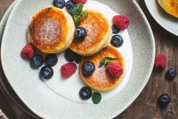 Pancake Keju Cottage Dengan Saus Krim Raspberry Dan Blueberry Stok Foto Bebas Royalti