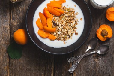 Yoğurtlu granola ve kayısı.