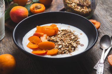 Yoğurtlu granola ve kayısı.