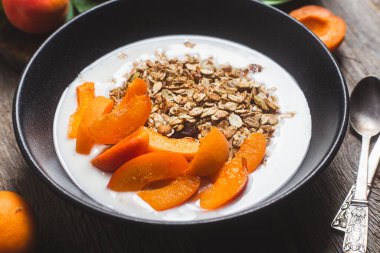 Yoğurtlu granola ve kayısı.