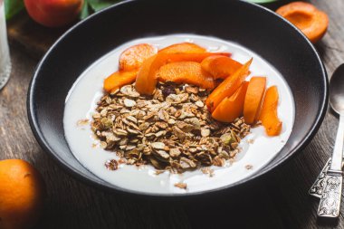 Yoğurtlu granola ve kayısı.