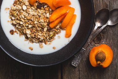 Yoğurtlu granola ve kayısı.