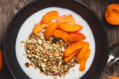 Yoğurtlu granola ve kayısı.