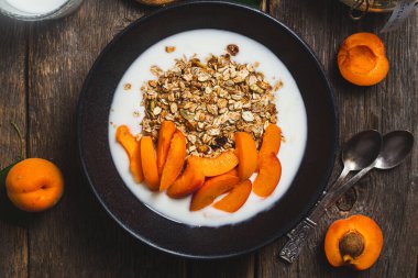Yoğurtlu granola ve kayısı.
