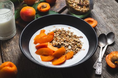 Yoğurtlu granola ve kayısı.