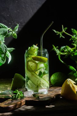 Limonlu soğuk limonata ve salatalık. Kokteyl.
