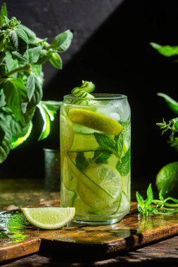 Limonlu soğuk limonata ve salatalık. Kokteyl.