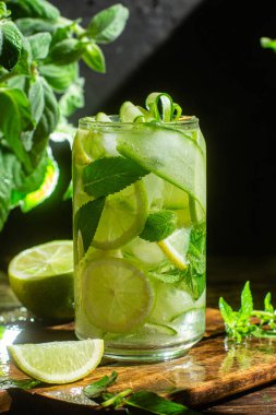 Limonlu soğuk limonata ve salatalık. Kokteyl.