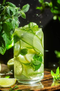 Limonlu soğuk limonata ve salatalık. Kokteyl.