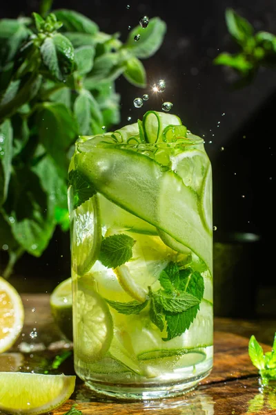 Zimna Lemoniada Limonką Ogórkiem Koktajl — Zdjęcie stockowe