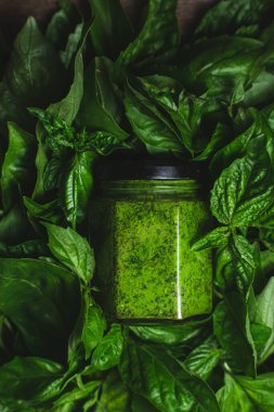Cam kavanozda pesto sosu. yeşil fesleğen