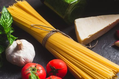 Karanlık bir arka planda çiğ spagetti.