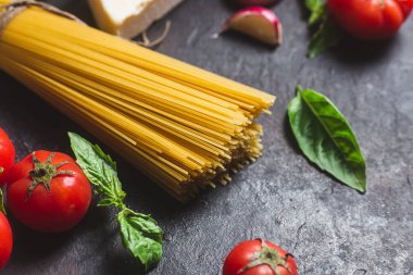 Karanlık bir arka planda çiğ spagetti.