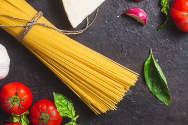 Karanlık bir arka planda çiğ spagetti.