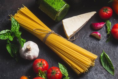 Karanlık bir arka planda çiğ spagetti.