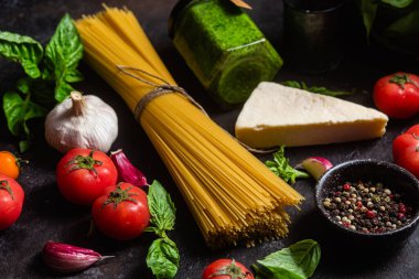 Karanlık bir arka planda çiğ spagetti.